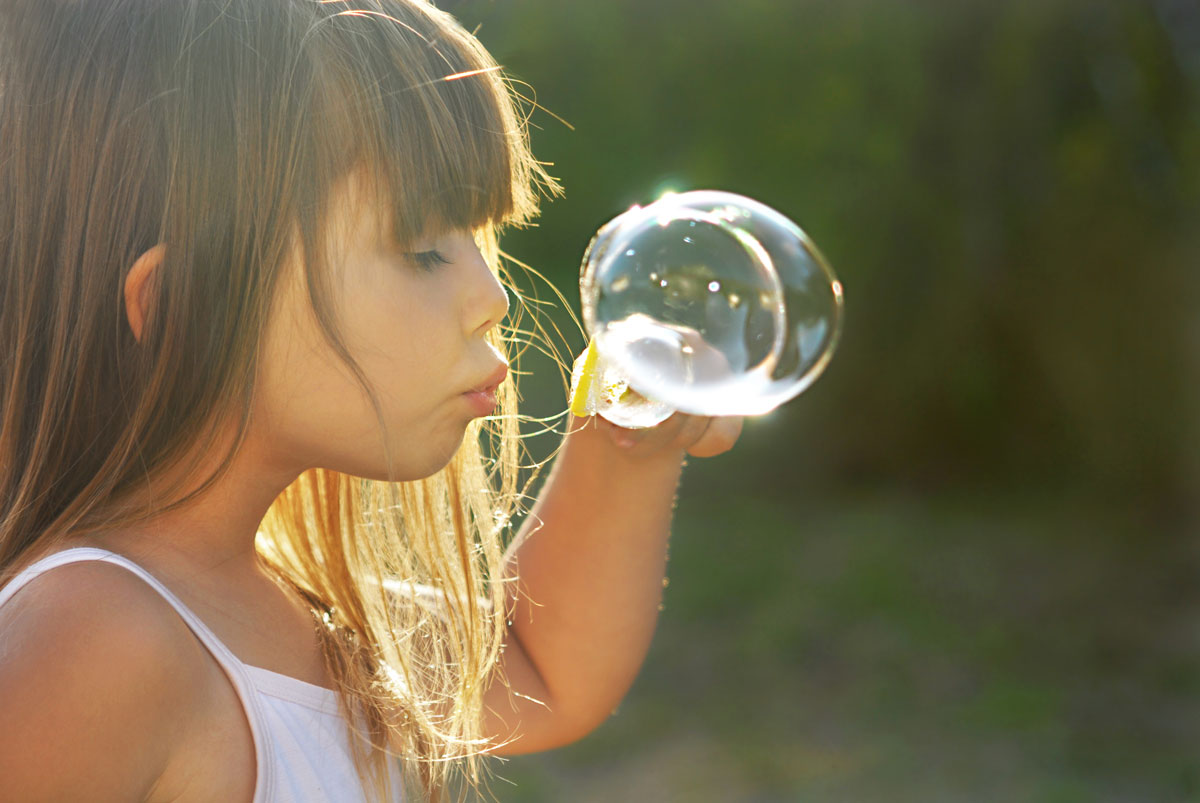 Niña jugando